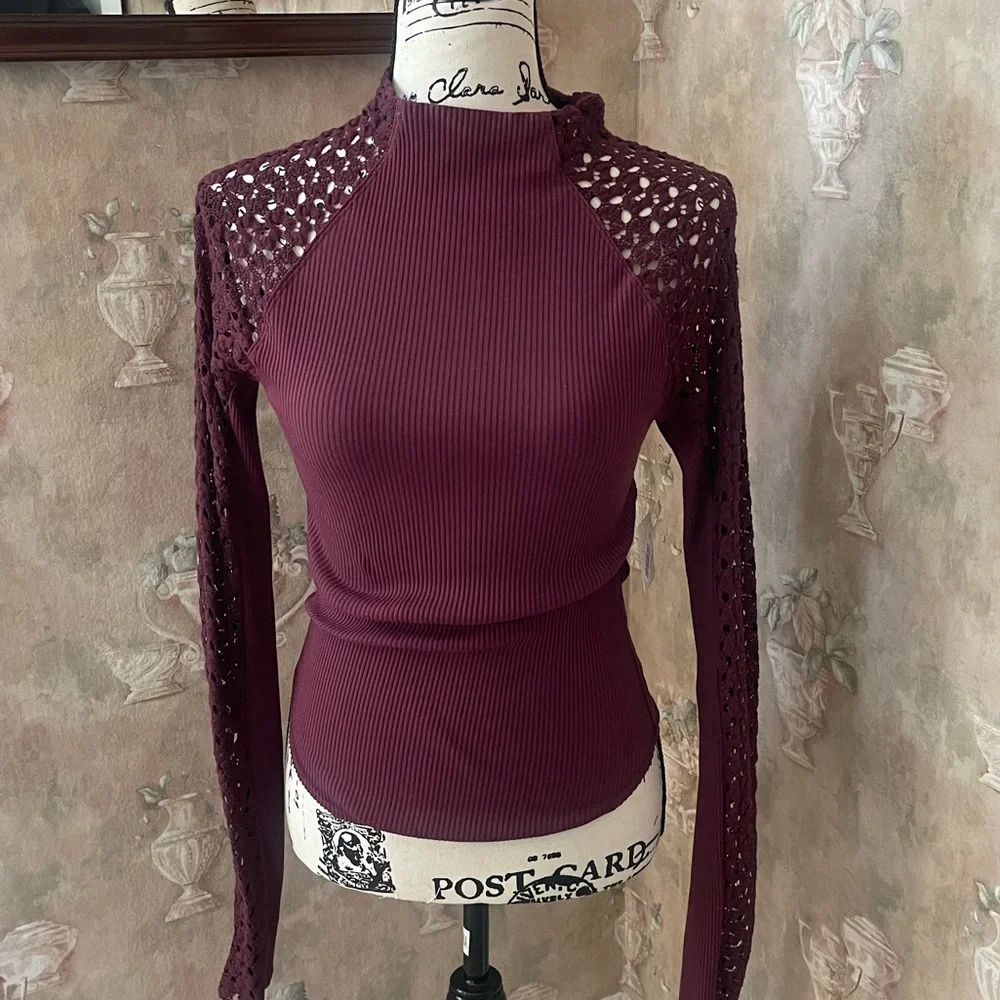 FREE PEOPLE CLEMENTE CROCHET LONG  SLEEVE MIX MEDIA TOP MEDIUM SWEET RAISIN